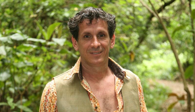 Na reta final de Mania de Você, Edinho (Paulo Vespúcio) conta para Rudá (Nicolas Prattes) que outro corpo foi enterrado no lugar de Molina (Rodrigo Lombardi)