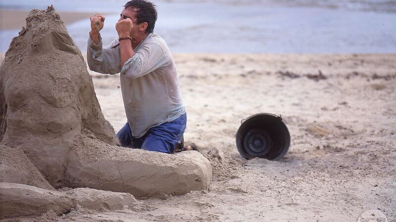 Mulheres de Areia: Tonho da Lua (Marcos Frota) perde a cabeça ao ver sua arte destruída