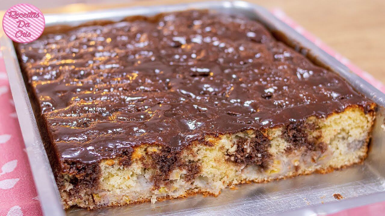 bolo de banana com cobertura de chocolate