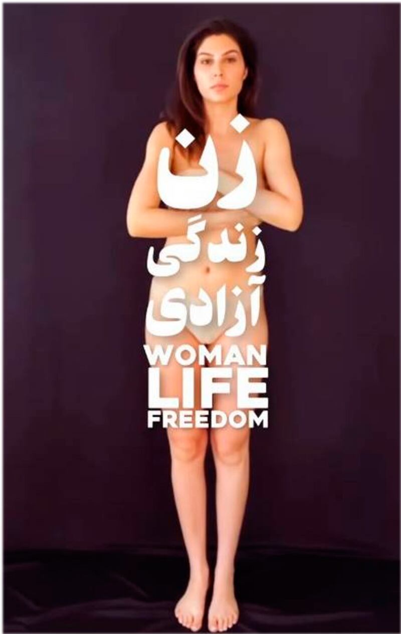 Atriz iraniana Elnaaz Norouzi protesta contra morte de jovem no Irã