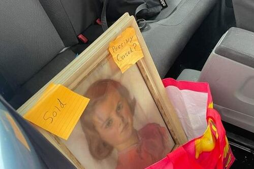 Mesmo com recado macabro, mulher adquire “pintura amaldiçoada” que foi devolvida em brechó