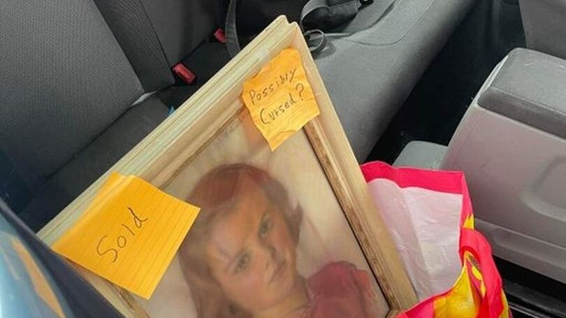 Mesmo com recado macabro, mulher adquire “pintura amaldiçoada” que foi devolvida em brechó