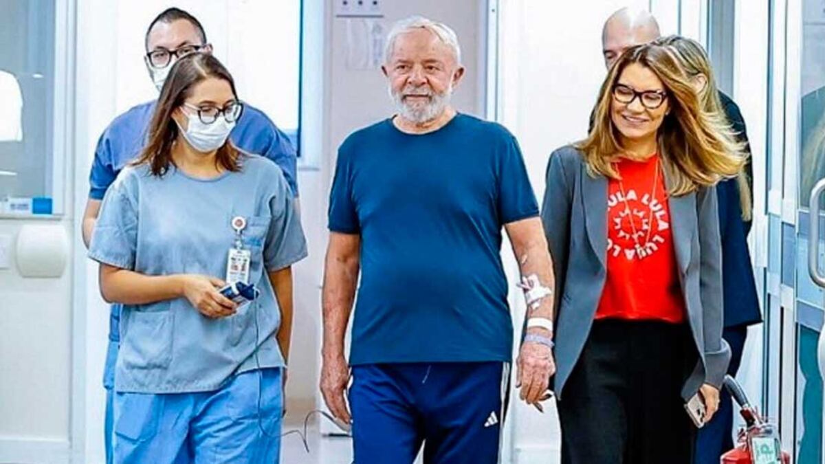 Lula caminha pelos corredores do hospital