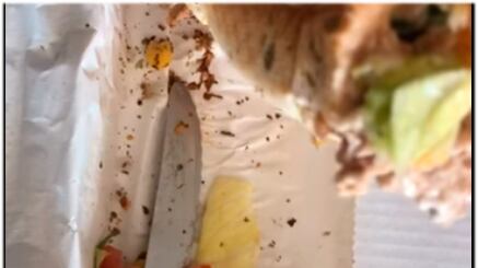 Jovem encontra faca dentro de sanduíche