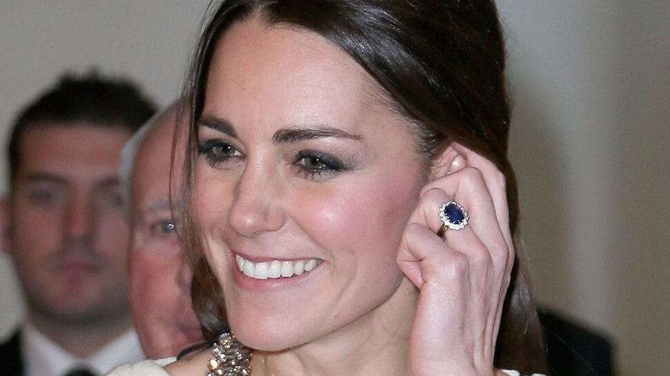 O anel, composto de uma pedra safira azul de 12 quilates, cercada por 14 diamantes solitários, foi dado a Kate em 2010.