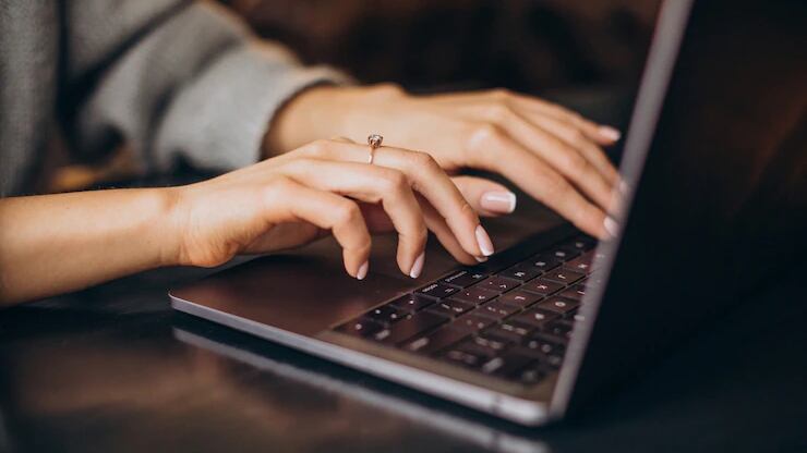 Após buscar emprego por dois anos, mulher descobre que o que enviava não era o currículo