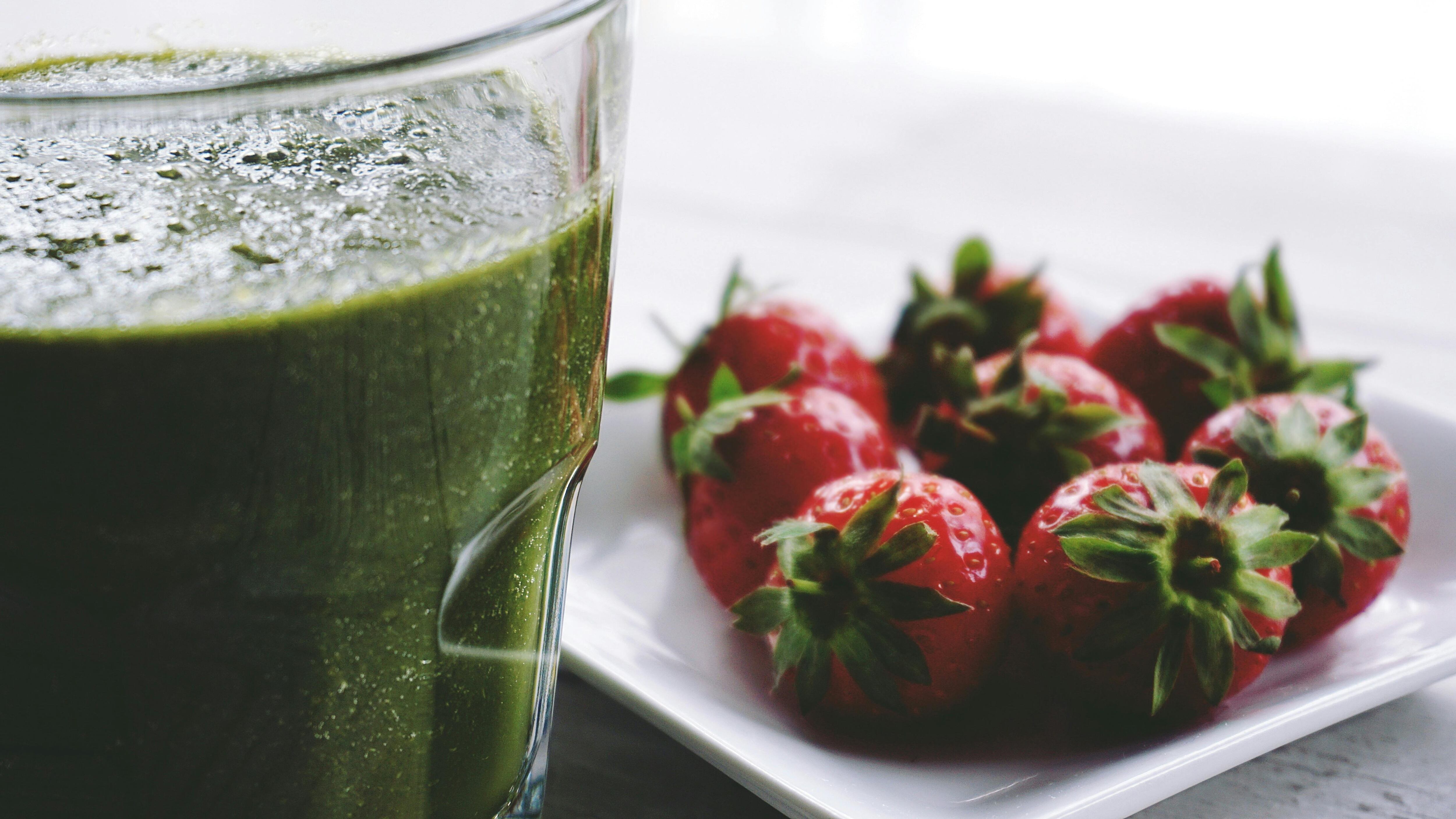 Suco / verde / morangos