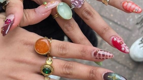 As unhas maximalistas estão de volta no mundo da beleza