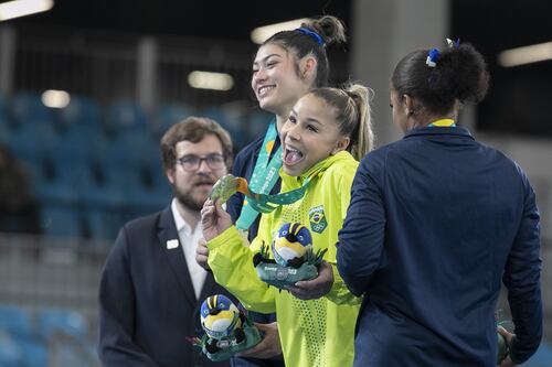 Flávia Saraiva conquista medalha de prata inédita na Ginástica Artística