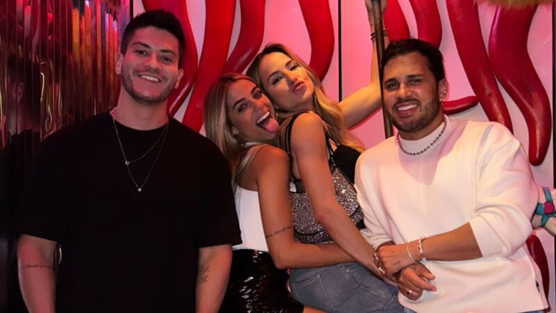 Arhur Aguiar e Key Alves curtem noitada ao lado dos amigos