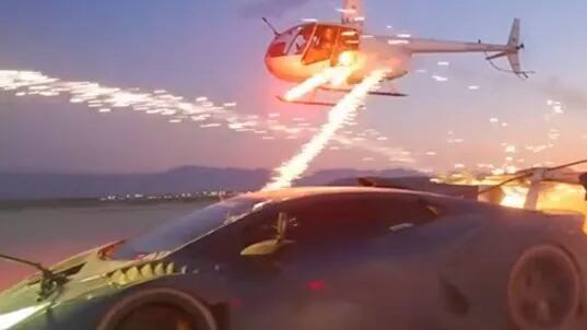 Vídeo: youtuber é preso após disparar fogos de artifício de um helicóptero em uma Lamborghini