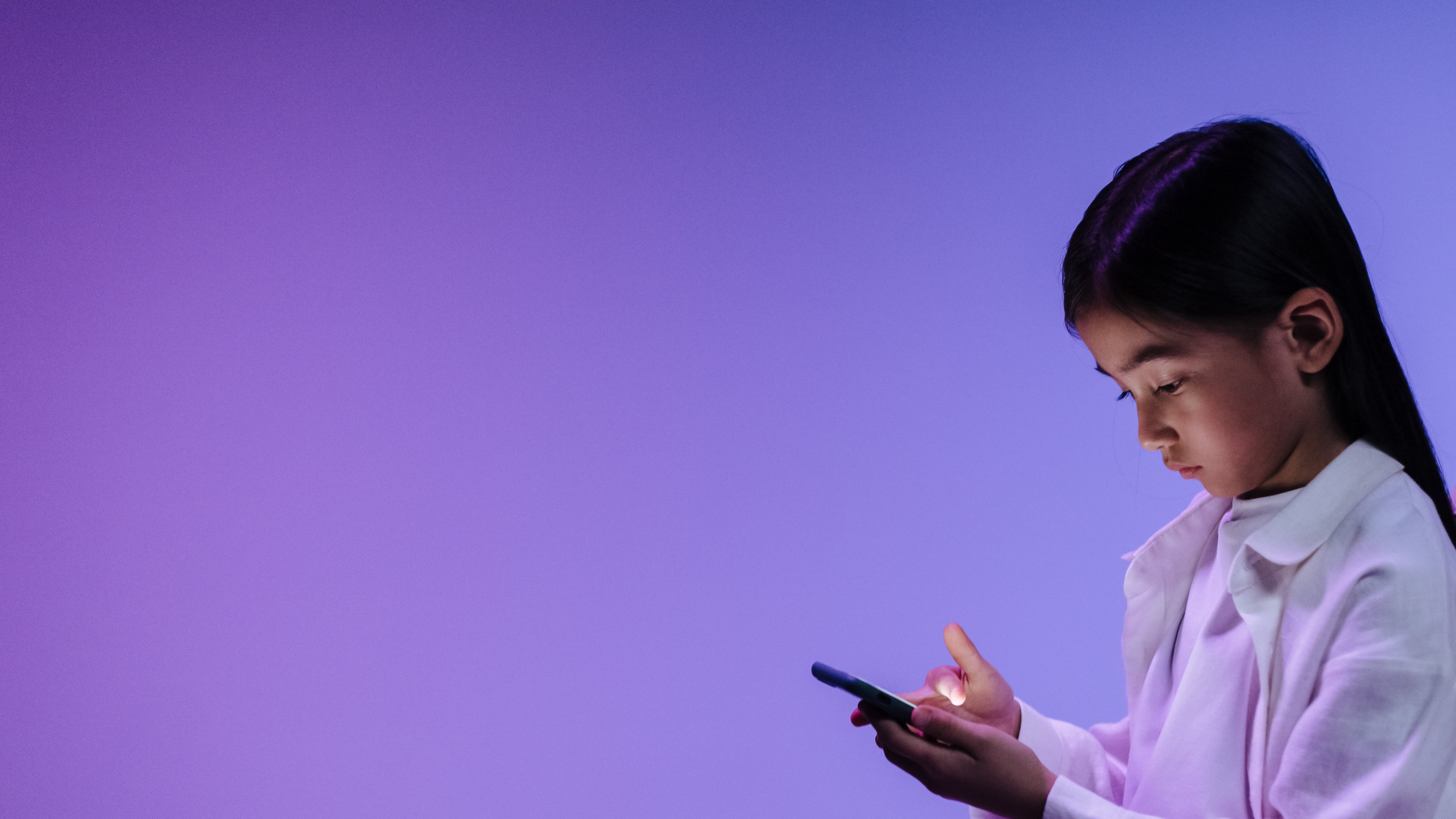 Menina mexendo no celular