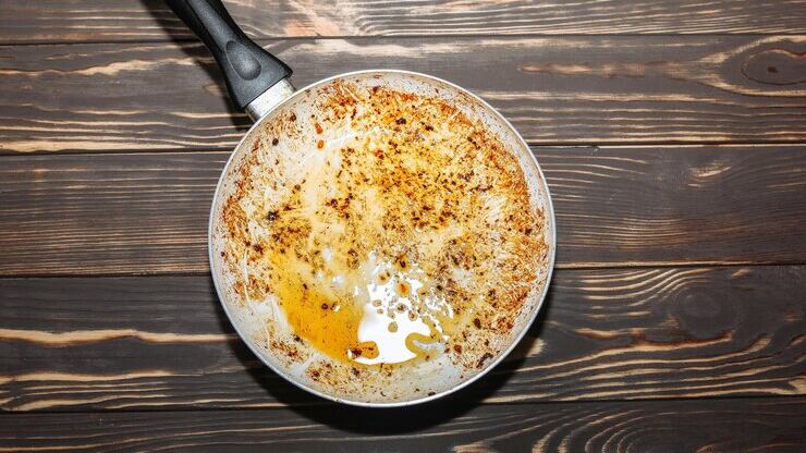 Aqui está a misturinha caseira com vinagre para remover gordura queimada das panelas