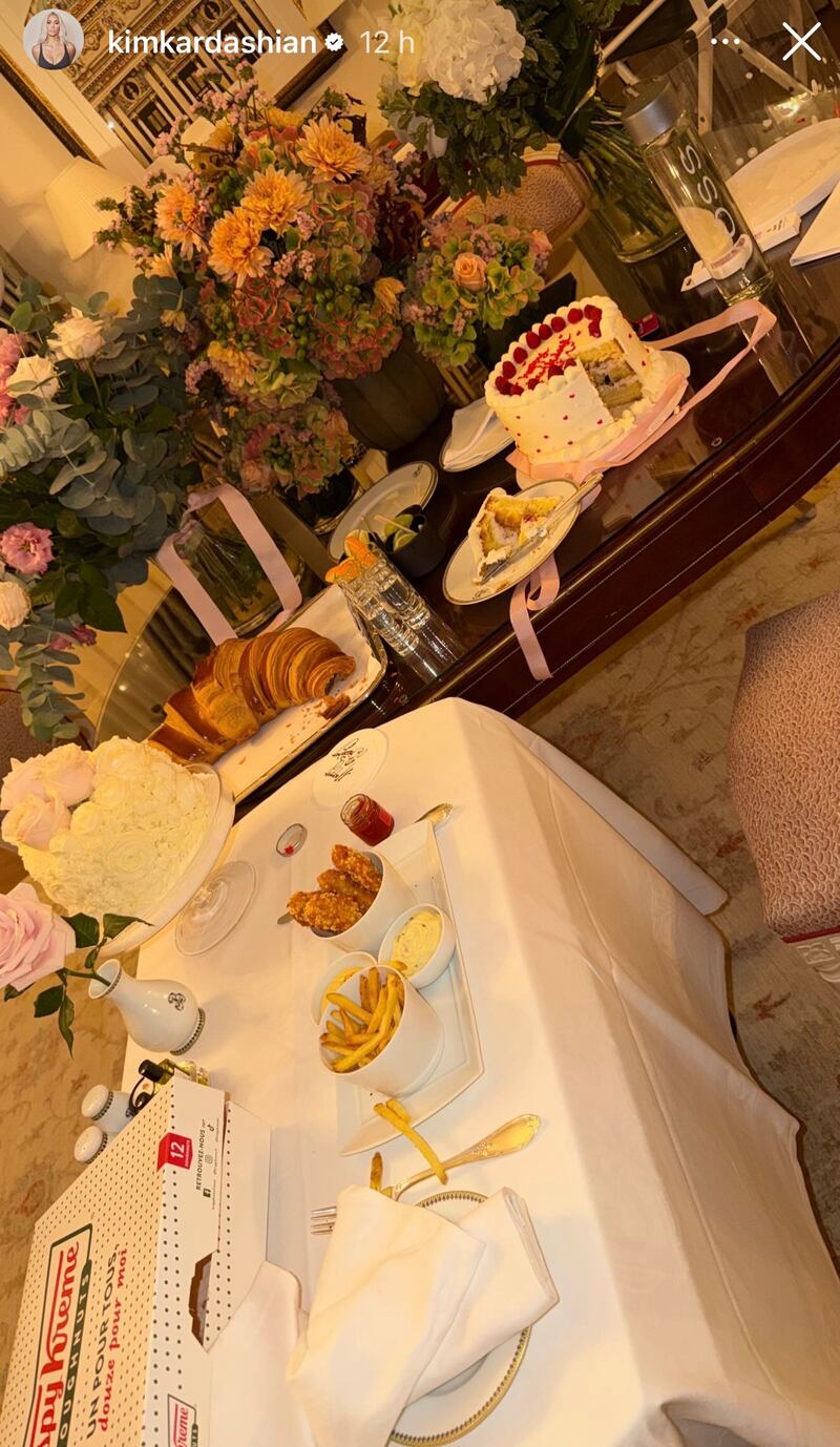 Kim Kardashian marca tendencia con 3 pasteles de cumpleaños