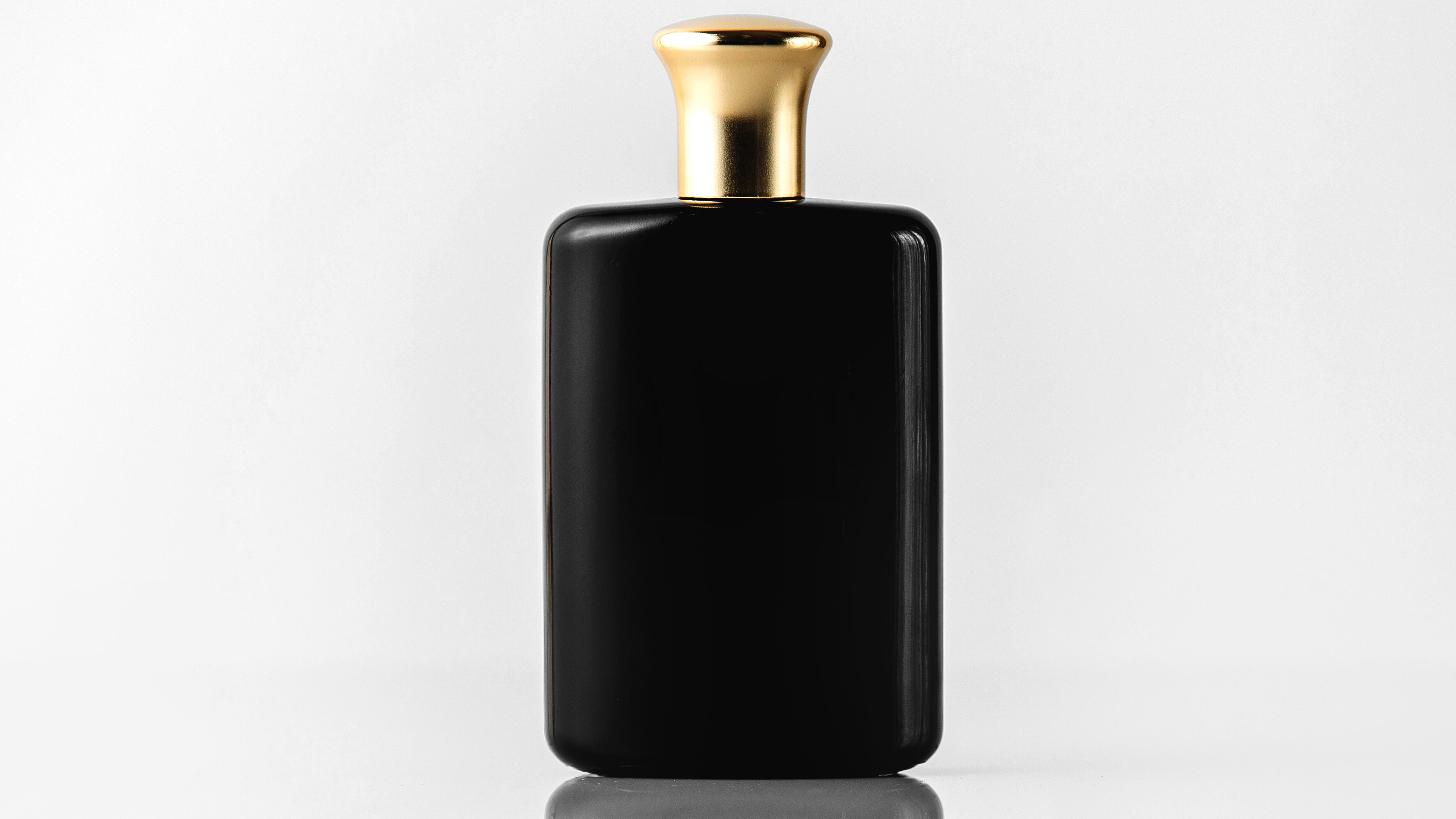 Frasco de perfume preto