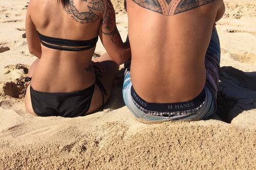 Casal é expulso de parque aquático por ter tatuagens espalhadas pelo corpo