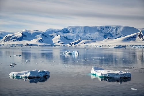 A inteligência artificial nos mostra como a Antártida pareceria sem neve