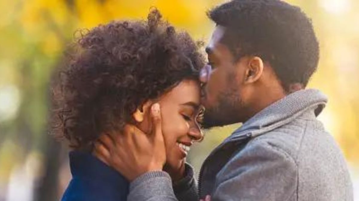¿Qué significa que un hombre te bese la frente?