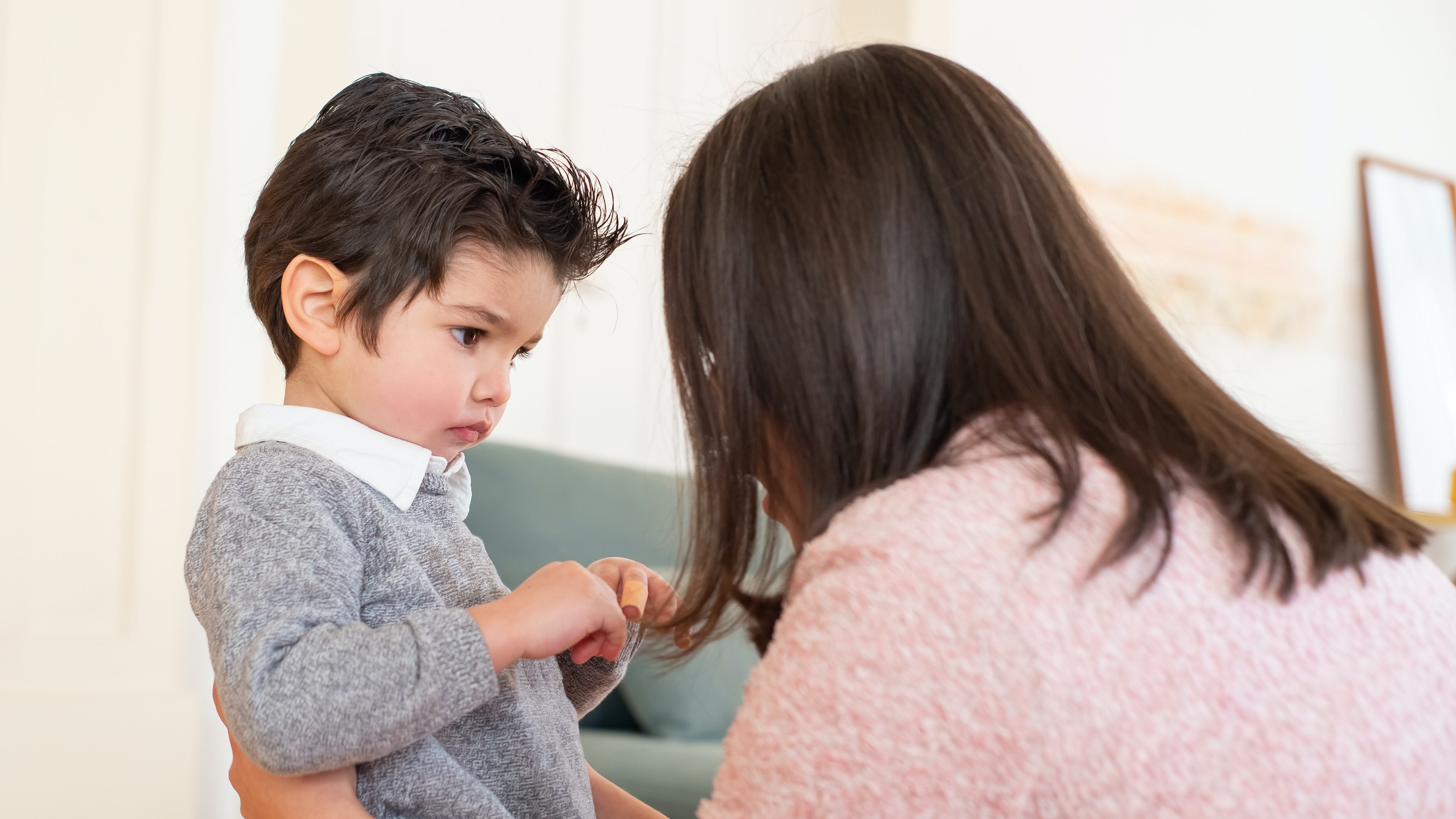 Mãe conversando com criança
