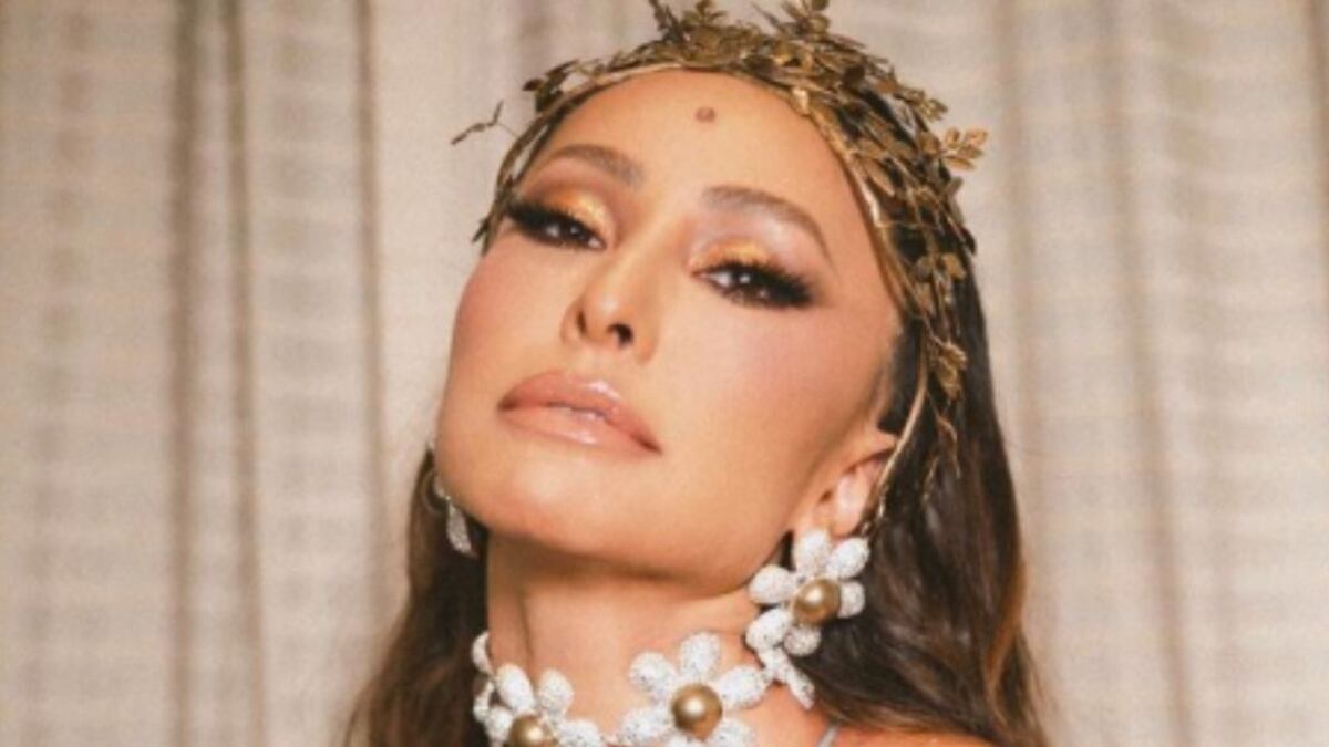 Sabrina Sato desfila em ensaio com fantasia de margarida