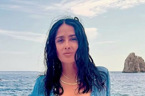 Salma Hayek arrasa aos 57 anos em biquíni estampado em iate