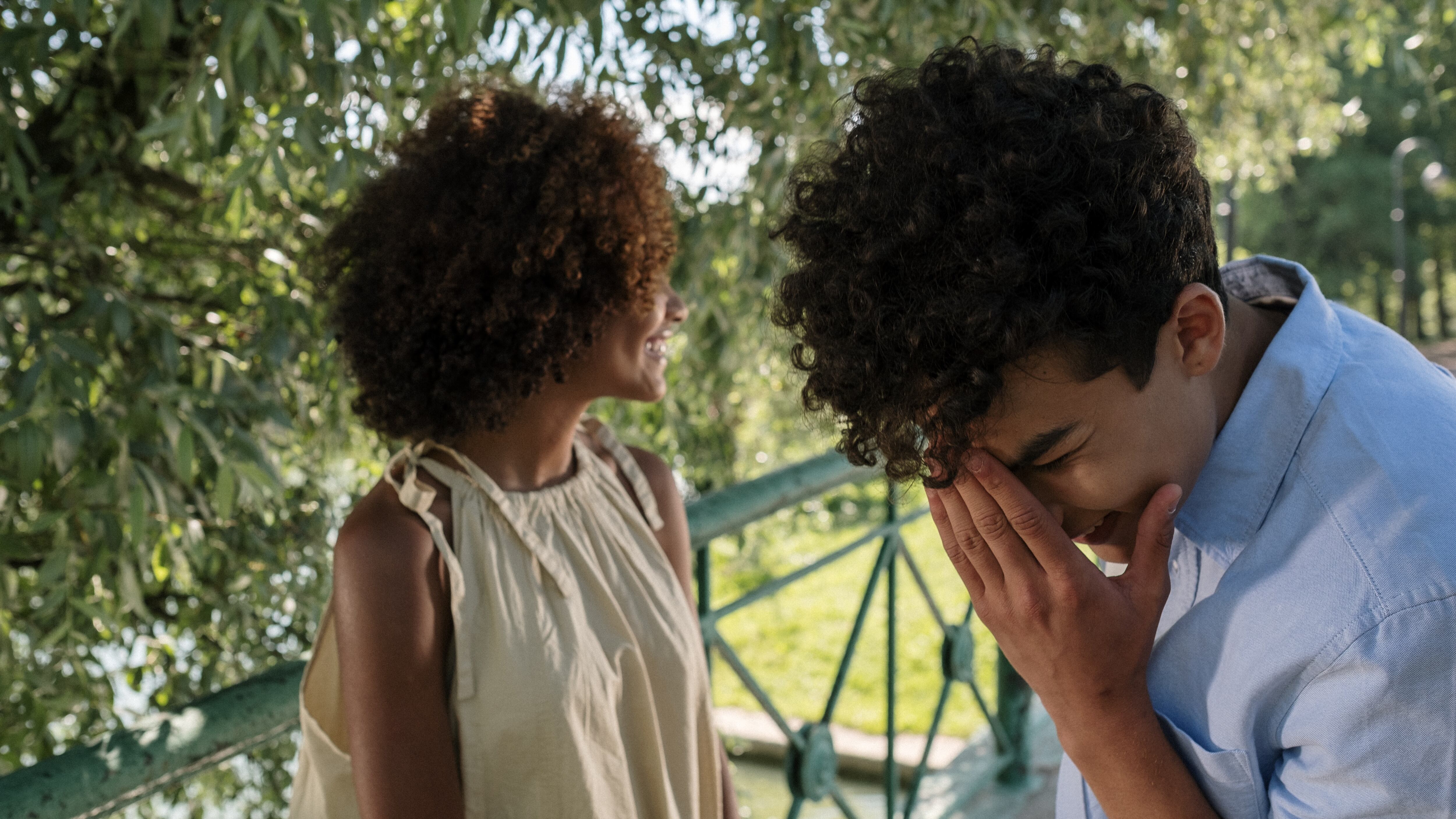 Casal em encontro no parque
