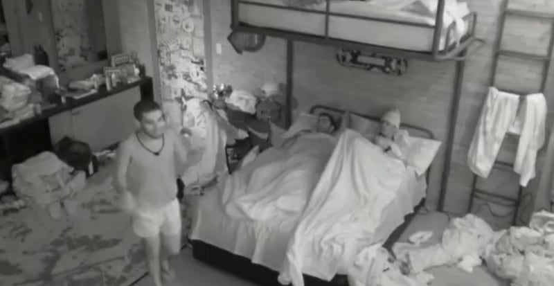 Vini deita entre Scooby e Paulo André no 'BBB'