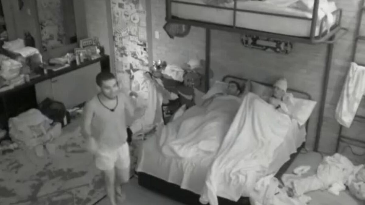 Vini deita entre Scooby e Paulo André no 'BBB'