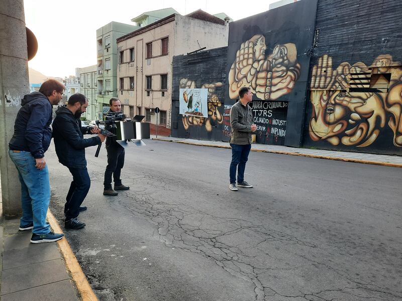 O repórter Marcelo Canellas e equipe gravam em frente ao local onde funcionava a Boate Kiss