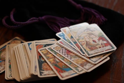 O que o Tarot revela nesta semana para os signos de Leão, Virgem, Libra e Escorpião