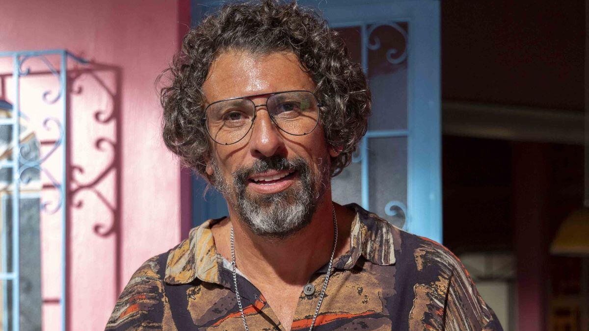 Osmar (Milhem Cortaz) é traído por Violeta (Isabel Teixeira) em Volta por Cima