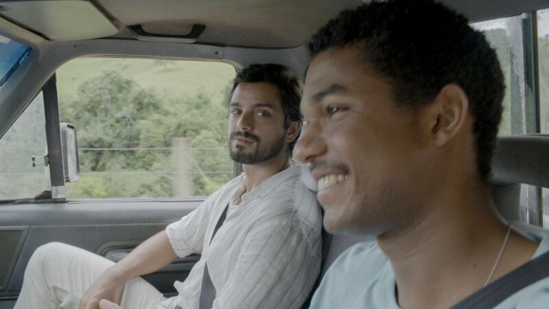 No remake de Renascer, Venâncio (Rodrigo Simas) morre ao ser atingido por uma bala de revólver dentro do carro de João Pedro (Juan Paiva)