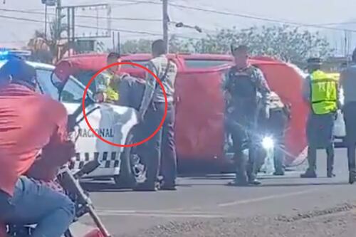 Homem mata sua mãe de 87 anos no México e capota o carro na fuga