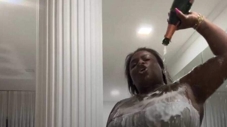 A Fazenda 15: Jojo Todynho celebra eliminação de Cariúcha com banho de champanhe