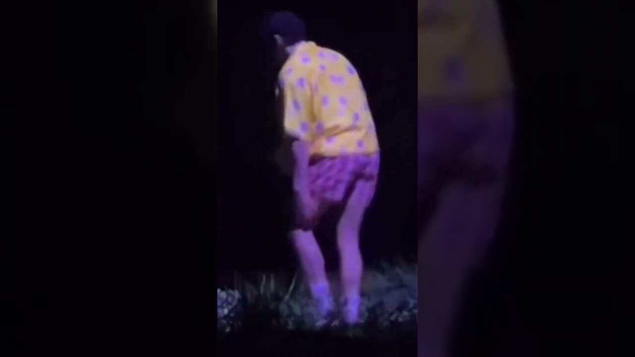 Se viralizó un video del cantante teniendo un accidente en el escenario.