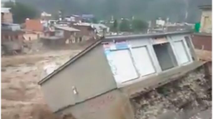 Casa arrastada pela força das águas no Paquistão