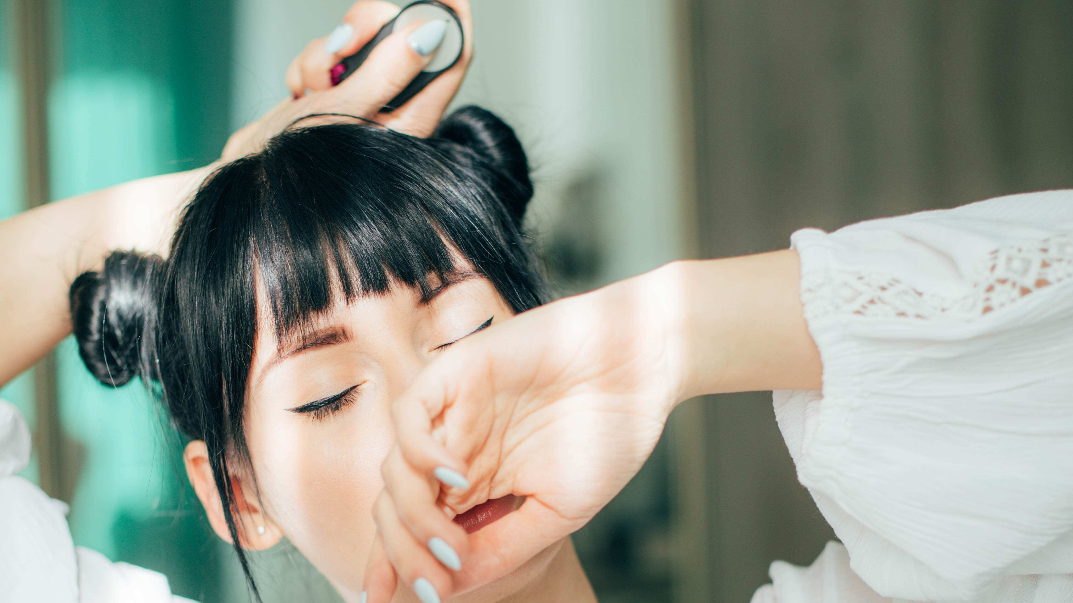 Mulher sentindo aroma de perfume