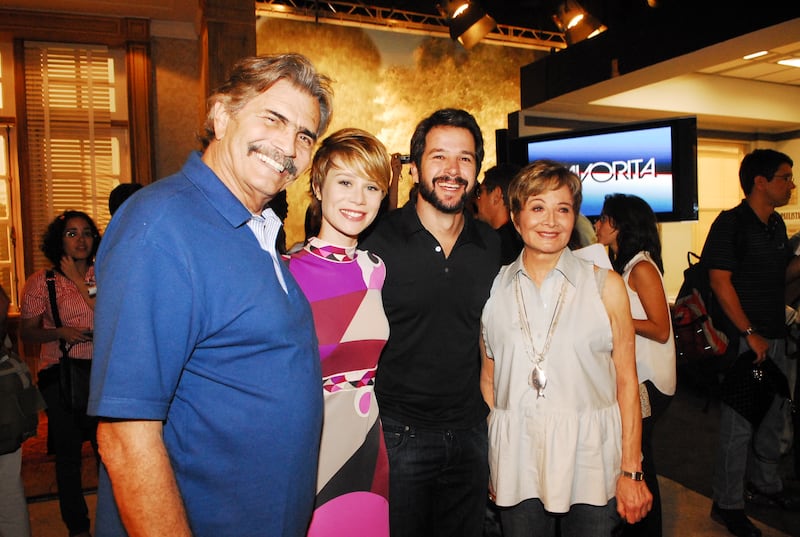 Tarcísio Meira, Mariana Ximenes, Murilo Benício e Gloria Menezes nos bastidores da novela "A Favorita"