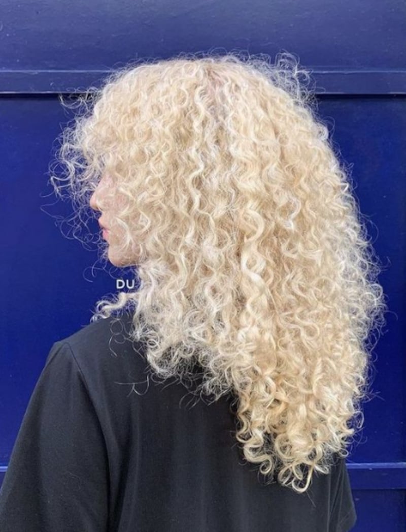 Cabelo cacheado loiro platinado/ reprodução