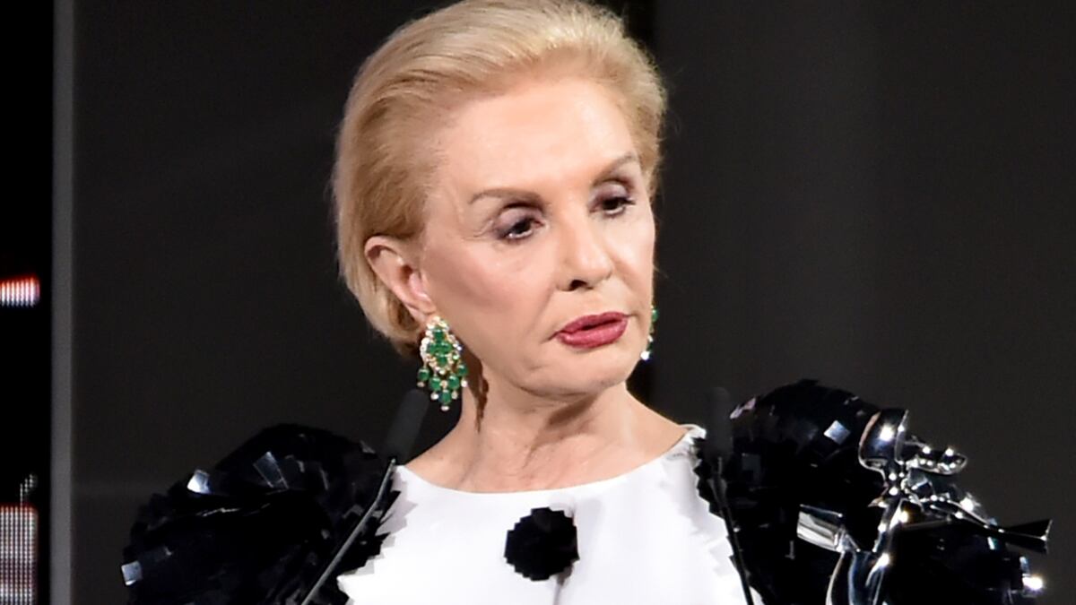 Carolina Herrera sí aprueba las minifaldas, siempre y cuando las combines de esta forma.