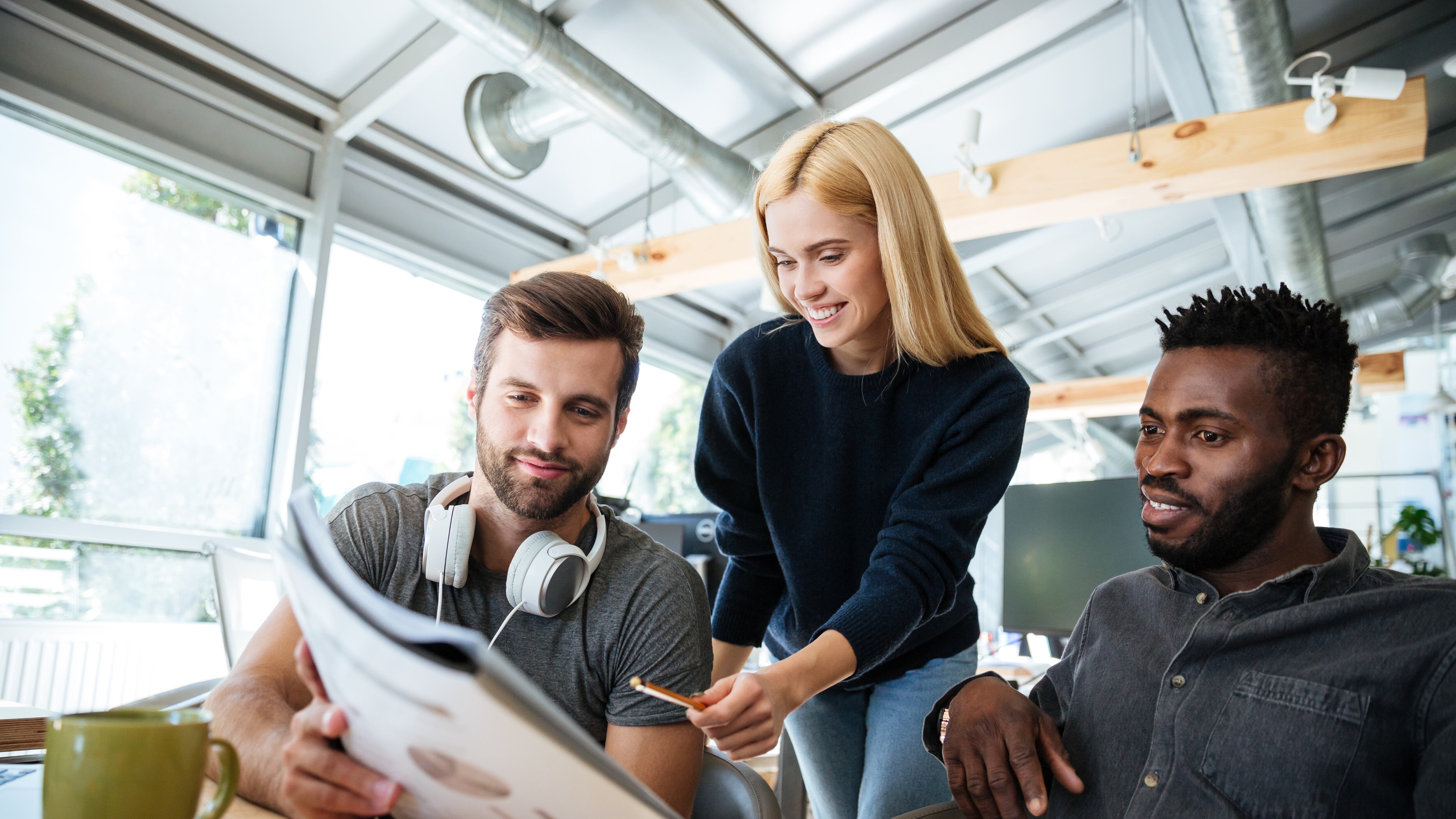 Jovens trabalhando felizes em empresa