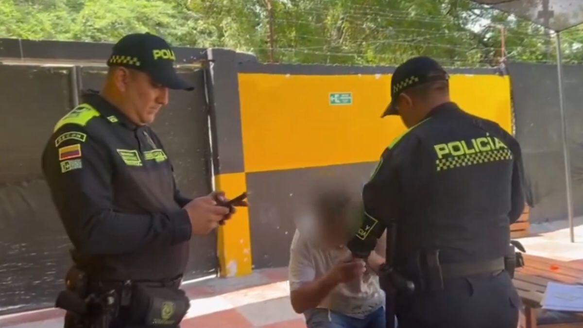 Un hombre señalado de ser proxeneta suplicó a la policía que no lo capturaran en Tocaima, Cundinamarca.