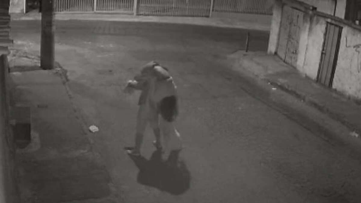 Imagens da câmera de segurança mostram o estuprador carregando a jovem, em BH