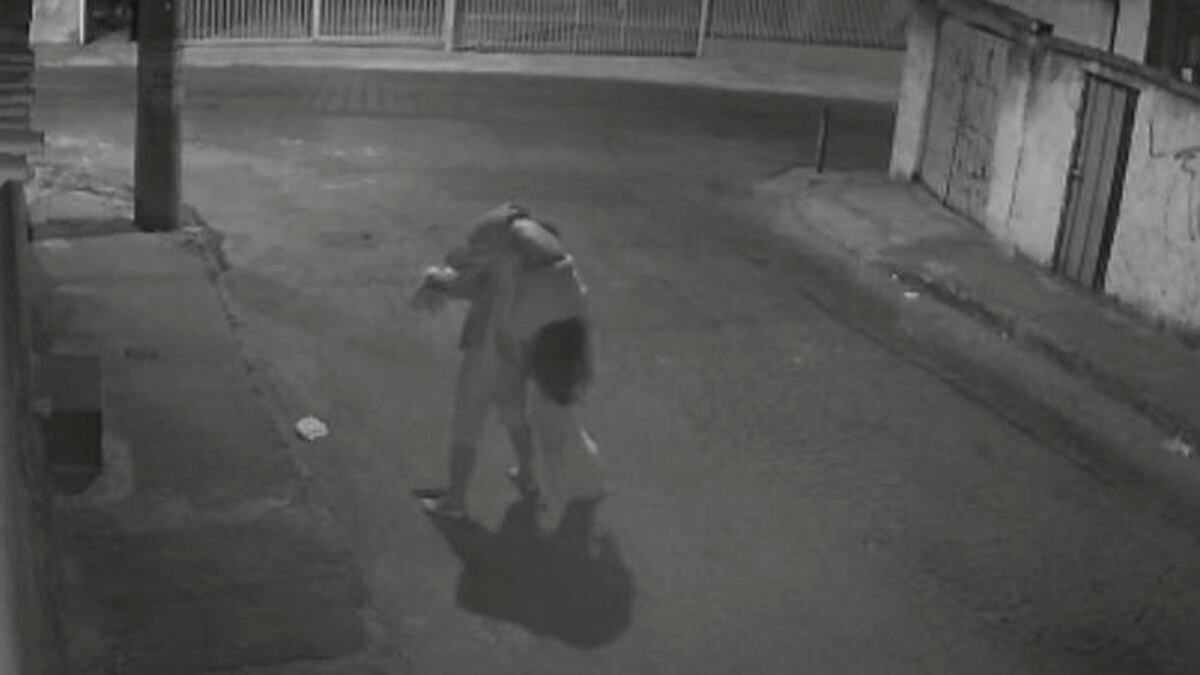 Imagens da câmera de segurança mostram o estuprador carregando a jovem, em BH