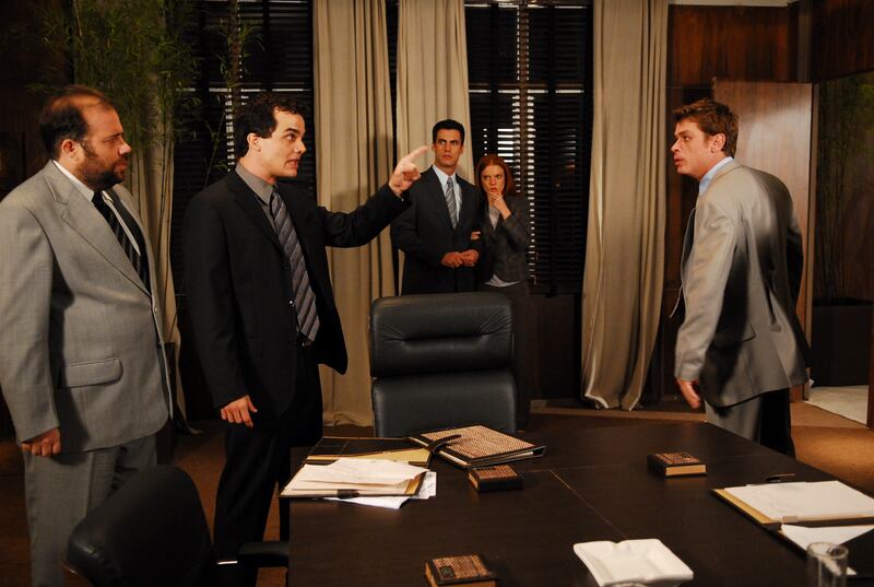 Paraíso Tropical: Olavo (Wagner Moura) fica revoltado ao ver Daniel (Fábio Assunção) na presidência do Grupo Cavalcanti