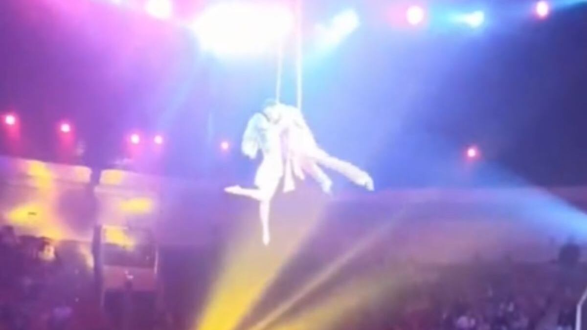 Trapezista cai de altura de 5 metros durante apresentação