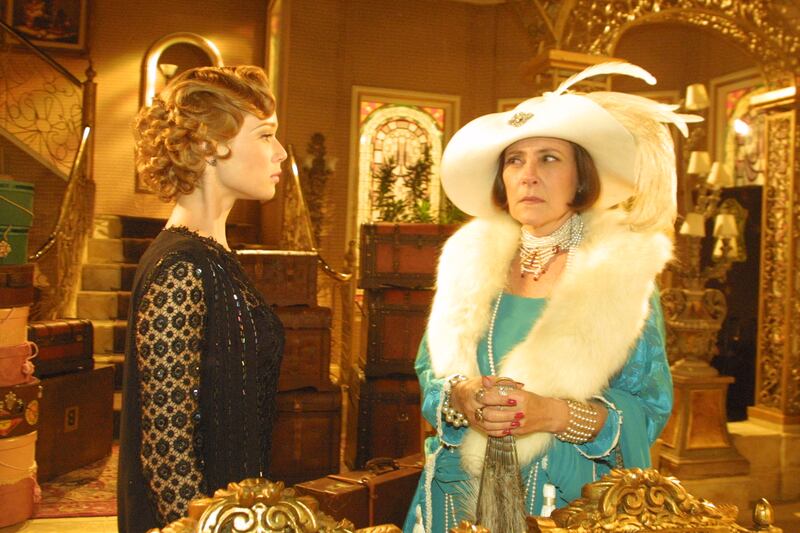 Ana Francisca (Mariana Ximenes) e Jezebel (Elizabeth Savalla) são inimigas em Chocolate com Pimenta