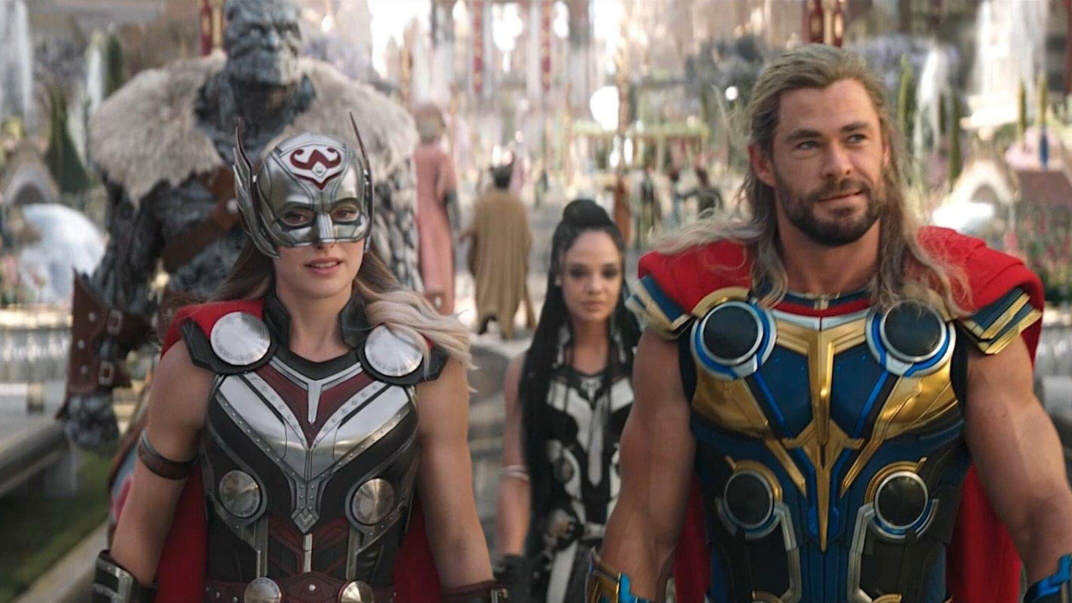Os dois filhos gêmeos de Hemsworth, Tristan e Sasha, também aparecem no filme, com um deles interpretando o jovem Thor em uma cena de flashback.