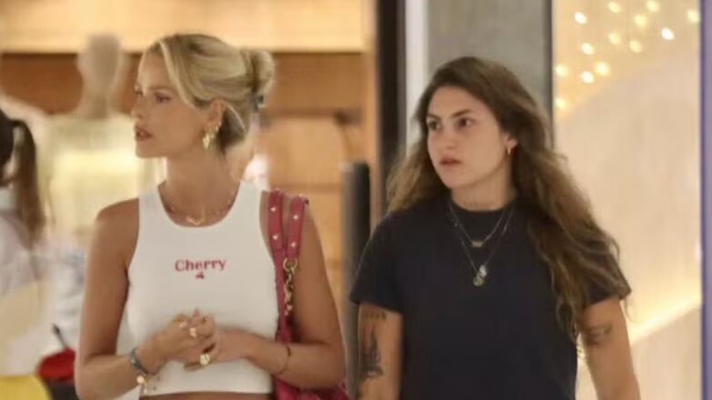 Yasmin Brunet e Mia Carvalho são vistas juntas em shopping no Rio