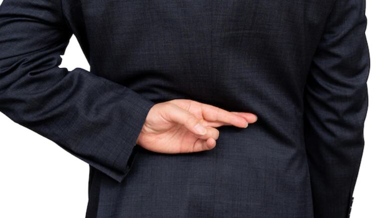 Relacionamento: 3 sinais corporais que revelam que seu companheiro está mentindo